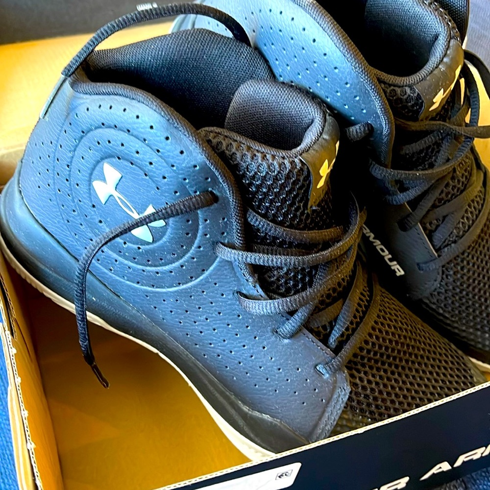 Brand new Kids size 7 (can fit men’s) sneakers under armor